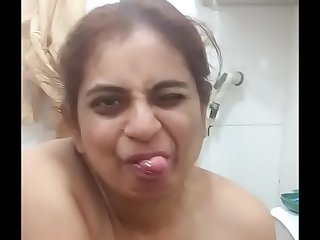 Delhi bhabhi in toilet