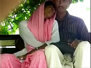Indian girl give handjob to her lover in park
